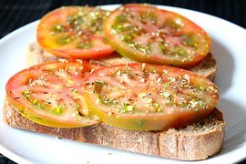 bread-with-tomato-1014850__180.jpg
