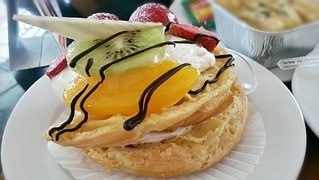 fruit-filled-choux-pastry-728423__180.jpg